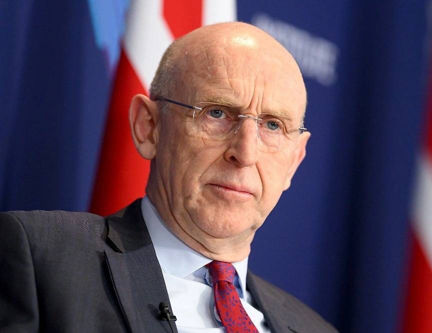 Reuters: Böyük Britaniyanın müdafiə naziri istefa verib